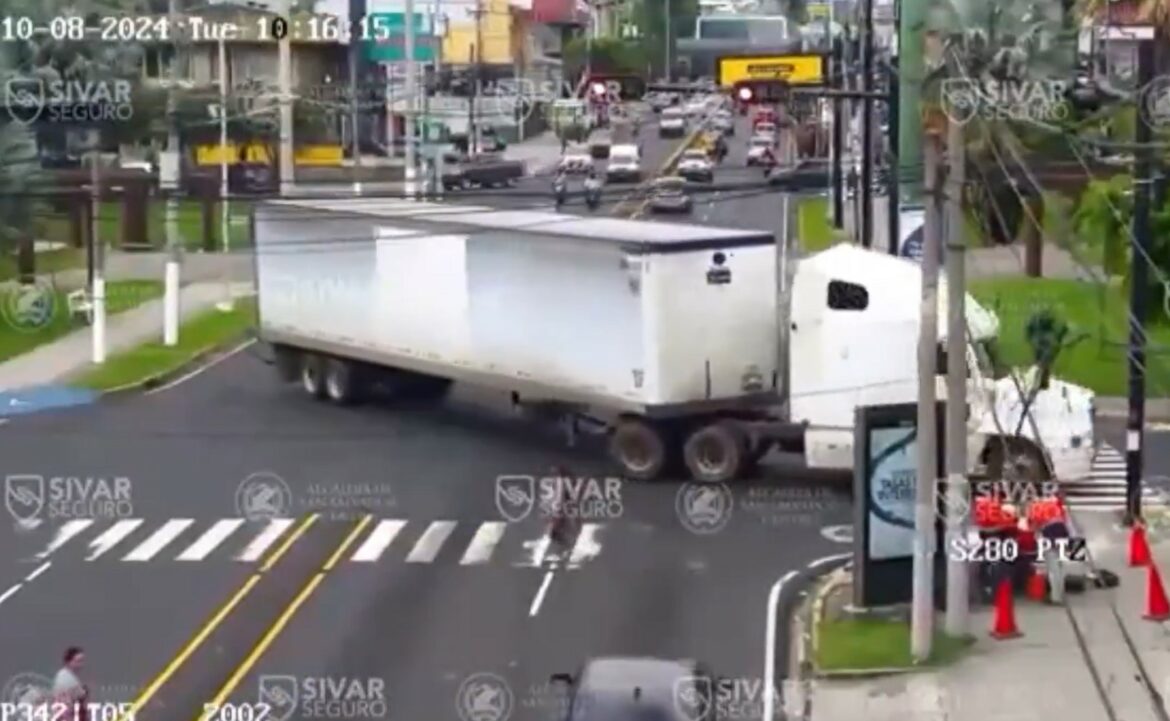 Sancionan a conductor de una rastra que giró indebidamente en La Escalón