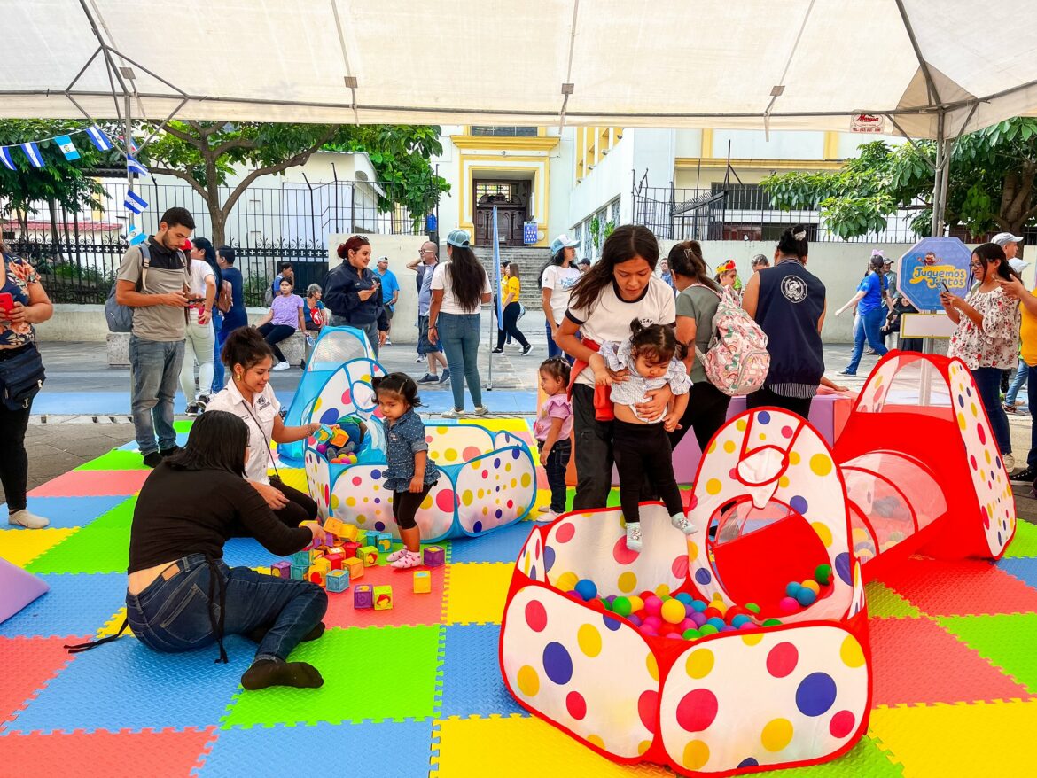 Celebran el Día Nacional del Juego en el Centro Histórico de San Salvador