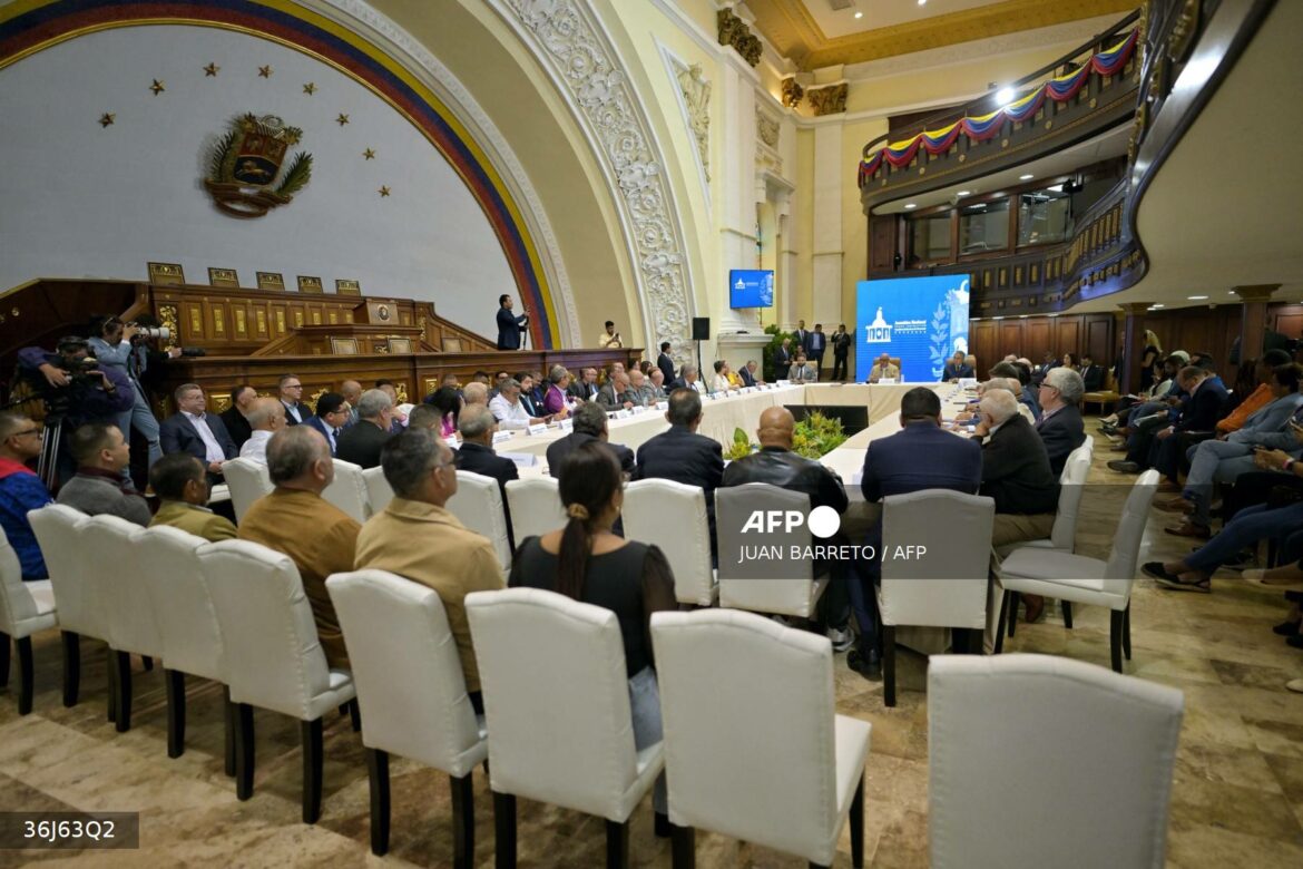 Parlamento de Venezuela exhorta a Maduro a romper relaciones con España