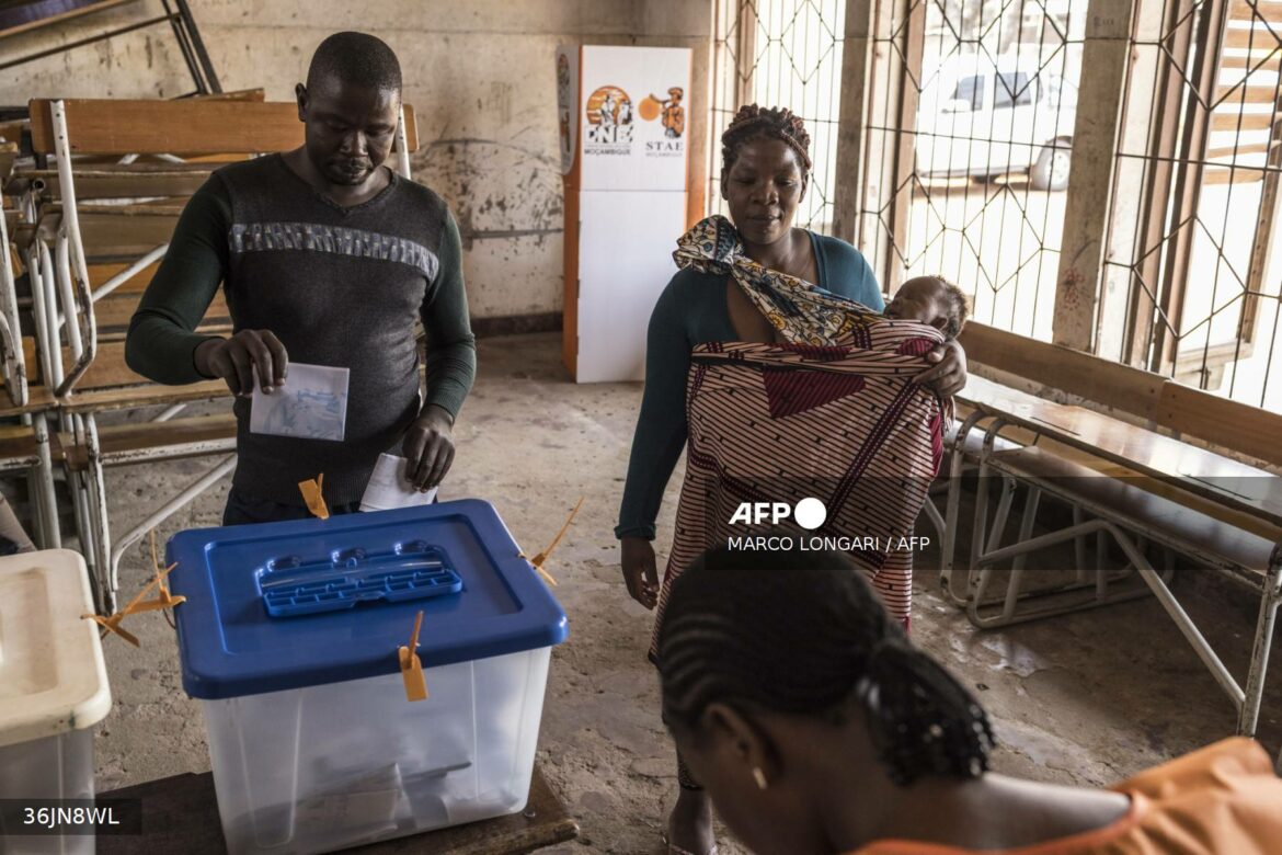 Mozambique abre votación para elegir presidente y parlamento en clima de tensión