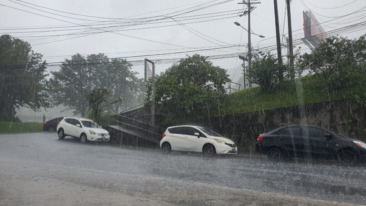 Lluvias principalmente en el oriente y zona costera por vaguada, influencia «indirecta» del huracán Milton  y una alta presión al noreste de Texas