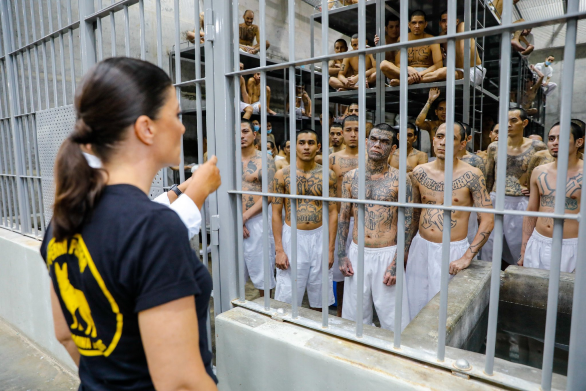 «Un símbolo mundial de la lucha contra el crimen organizado», así califican el CECOT de Bukele