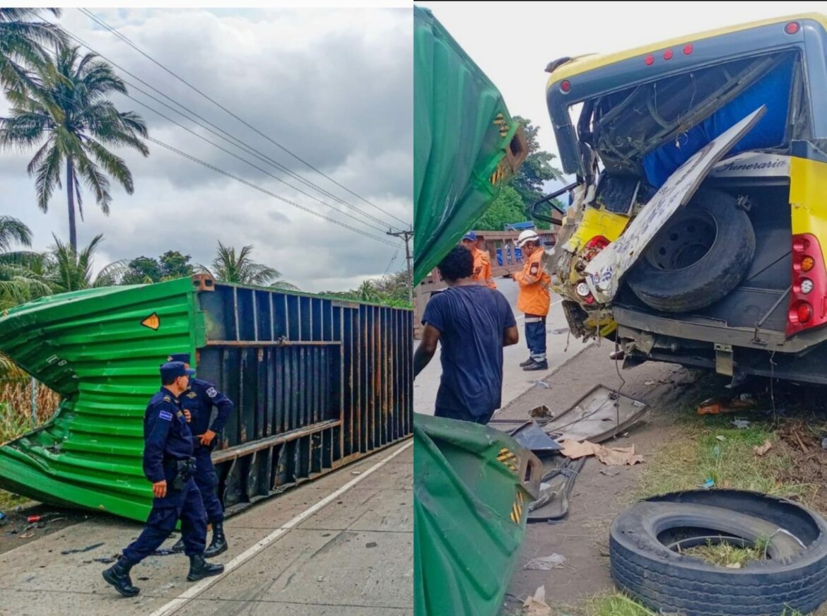 Aparatoso accidente entre el contenedor de un tráiler y un autobús en carretera hacia Sonsonate