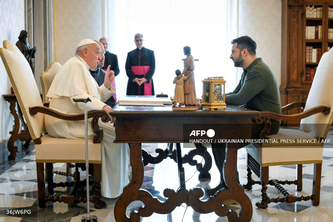 Zelenski habla con el papa en el Vaticano
