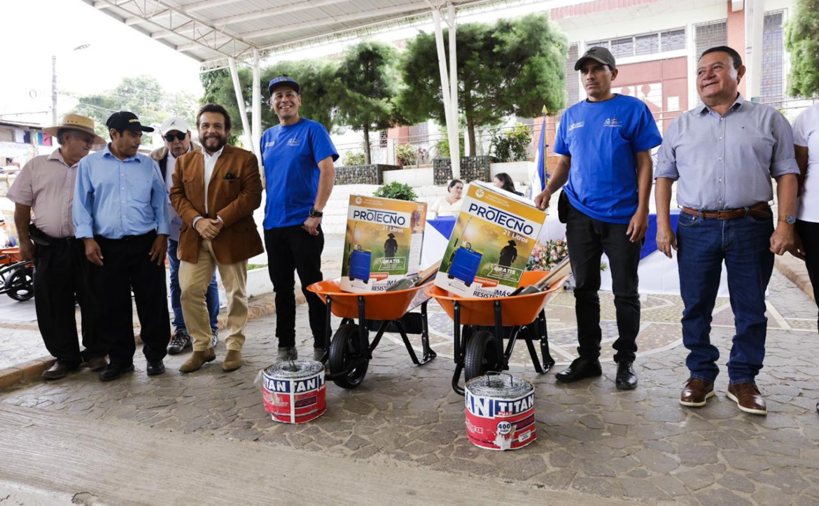 Ulloa entrega materiales de construcción a 812 familias por su labor en la protección de la biodiversidad