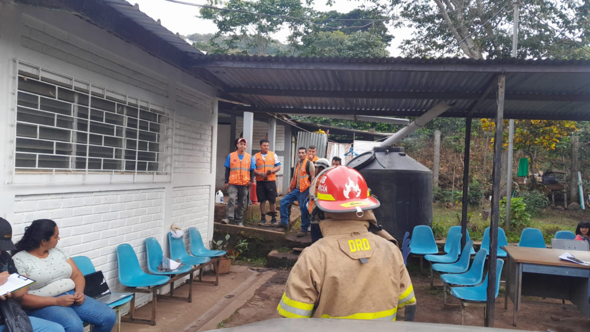 Un incendio se registró en una bodega de una unidad de salud, en Santa Ana