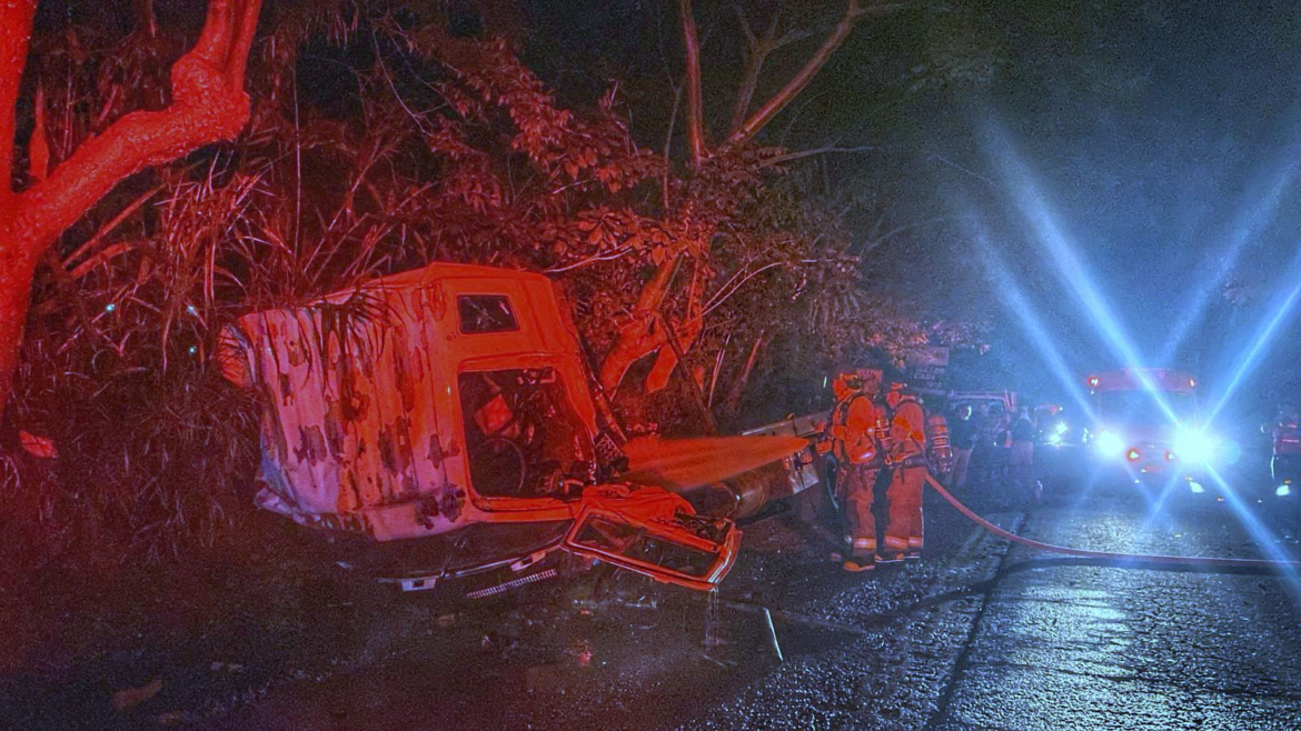 Varios lesionados tras grúa colisionar con un vehículo, a la altura de Chinameca