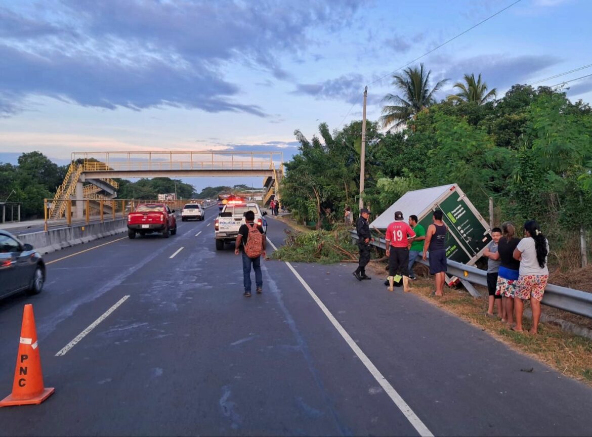 Camión pierde el control en carretera a San Salvador tras chocar con vehículo