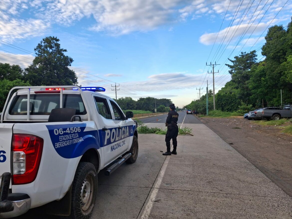 Hombre muere atropellado al intentar cruzar carretera de Sonsonate hacia Acajutla