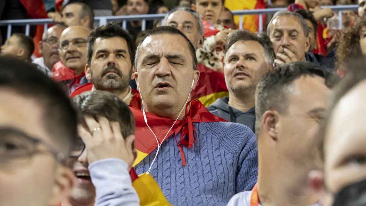 Empresa crea dispositivo para que aficionados con discapacidad visual puedan disfrutar encuentros deportivos desde los estadios