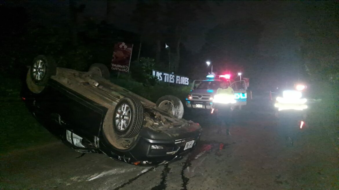 Vehículo volcado en carretera de Santa Ana tras chocar contra una roca