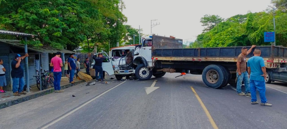 Una persona murió tras choque entre camiones en la Troncal del Norte