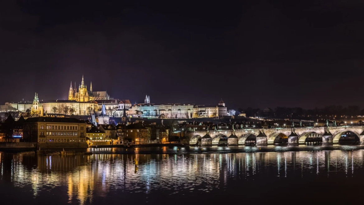Praga prohíbe los tours nocturnos de bares y busca atraer a turistas más «cultos»