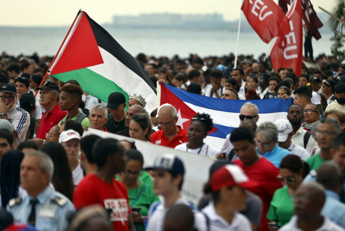 Cubanos marchan en La Habana en solidaridad con el pueblo palestino
