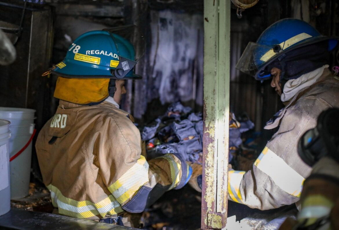 Conato de incendio en tres locales del mercado municipal de Apopa