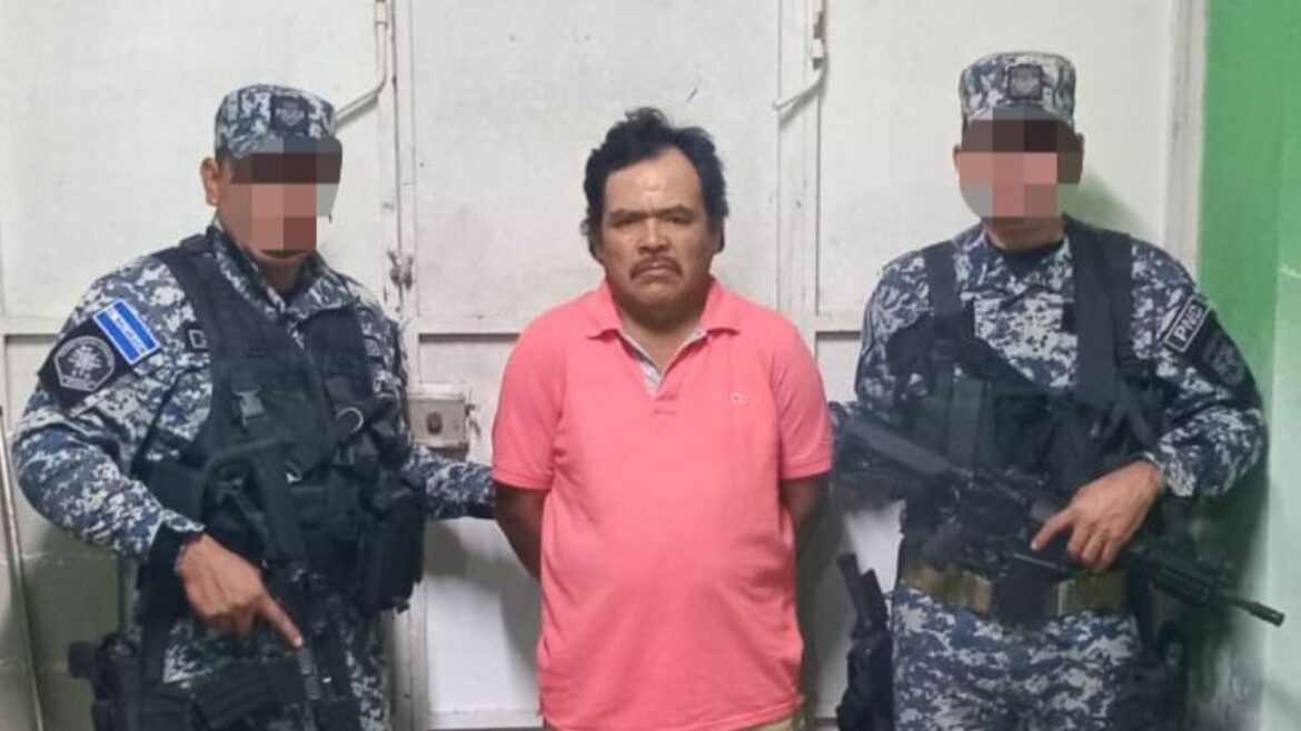 Policías interceptan a sujeto y en tiempo real, confirman tenía orden de captura desde 2005 por  asesinato