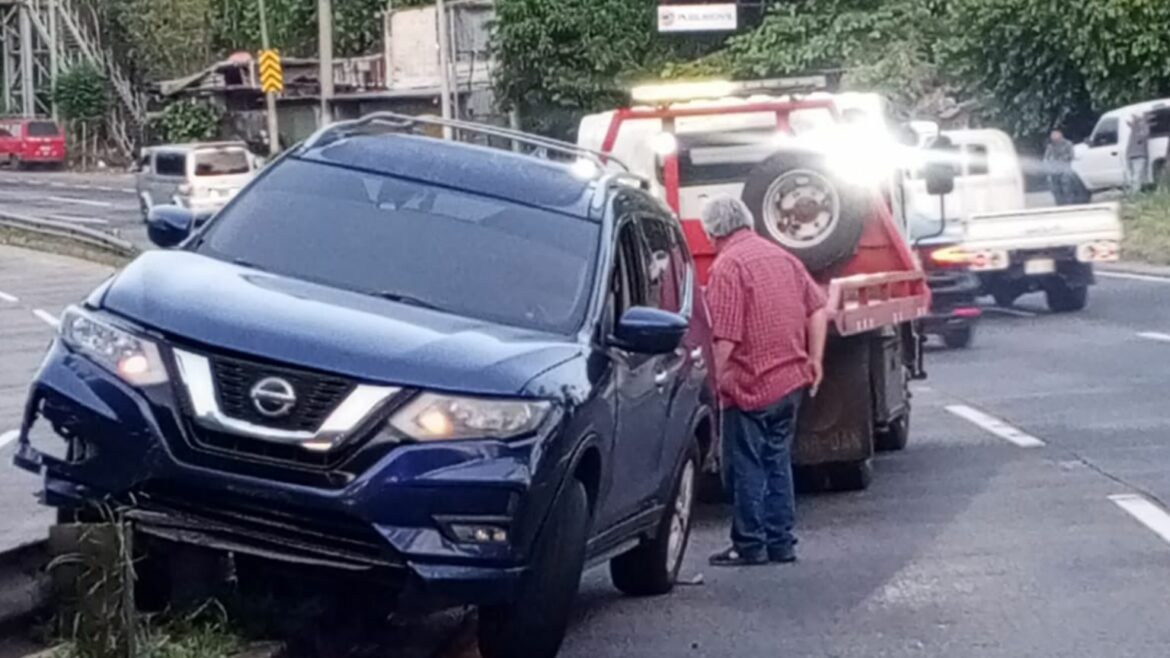 Ebrio es multado por manejar en sentido contrario en Los Próceres, se accidentó en autopista a Comalapa