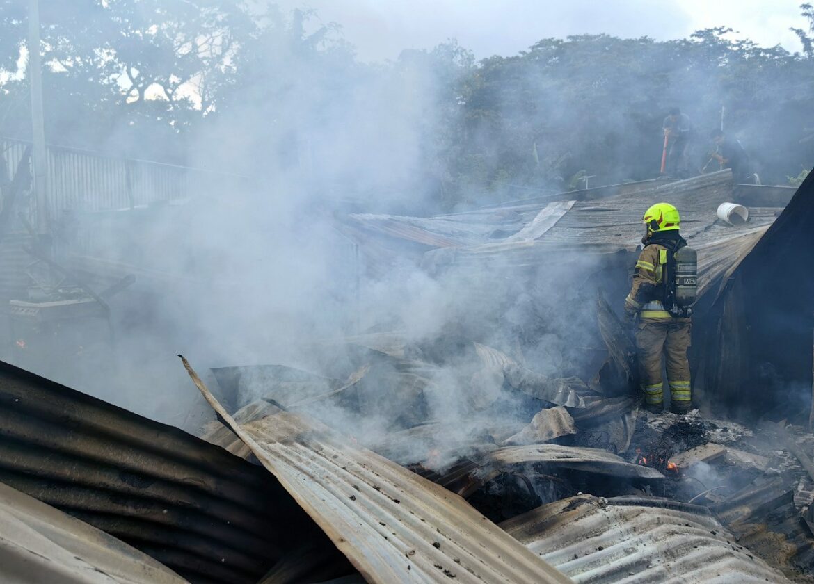 Seis personas resultaron afectadas en un incendio reportado en Santa Tecla