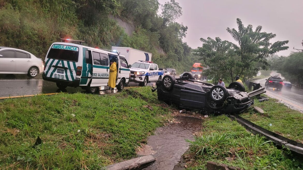 Conductor de un vehículo que iba a excesiva velocidad perdió el control y volcó en la carretera de Oro