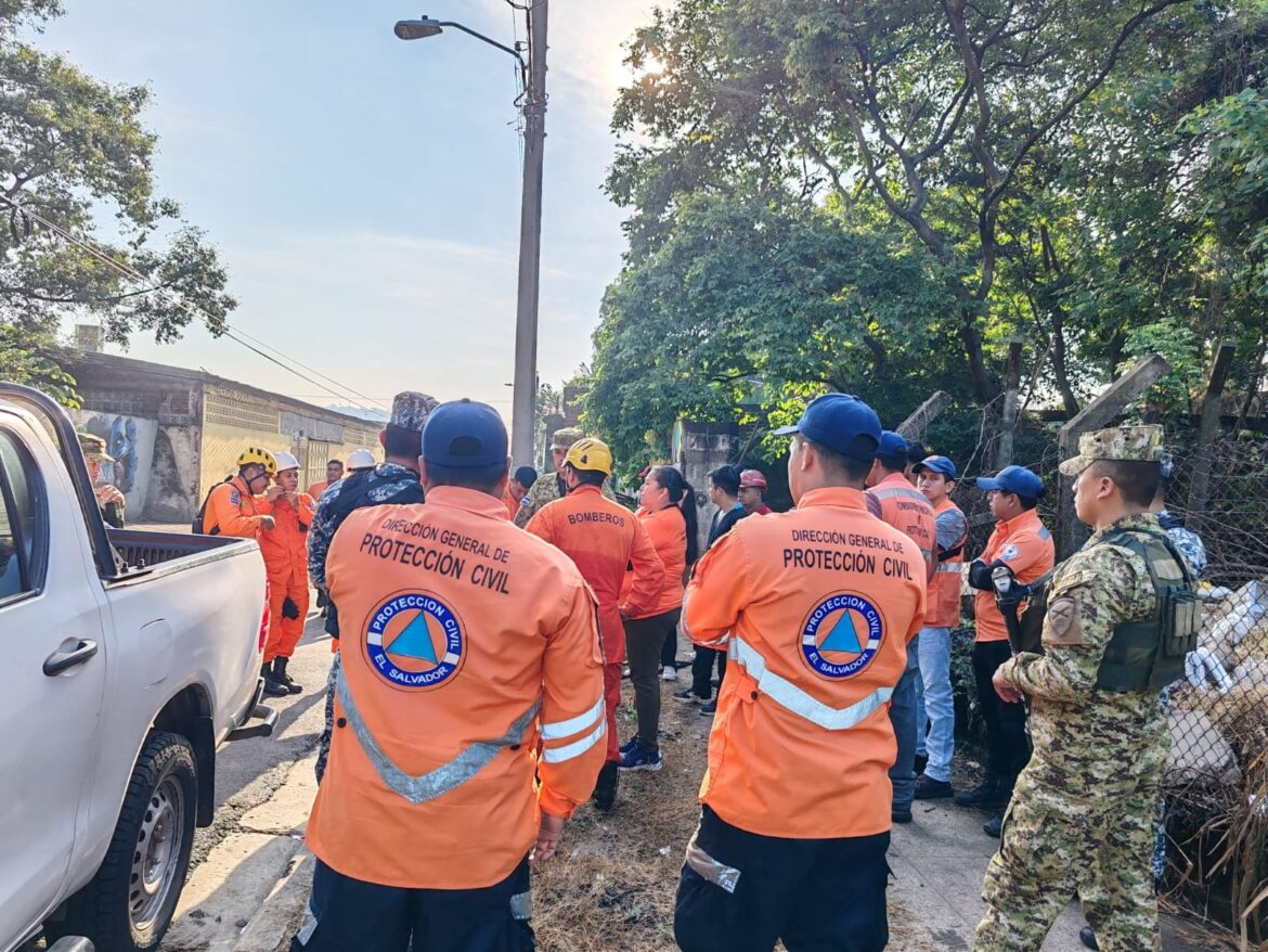 Intensa búsqueda de mujer que fue arrastrada por una corriente de agua en Santa Ana Centro