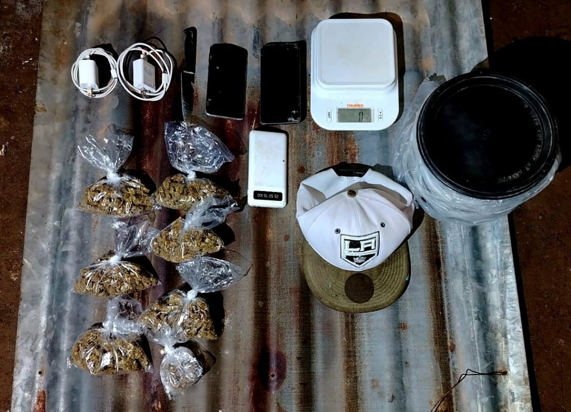 Militares sorprenden a hombre con ocho porciones de marihuana, dos celulares y un cuchillo