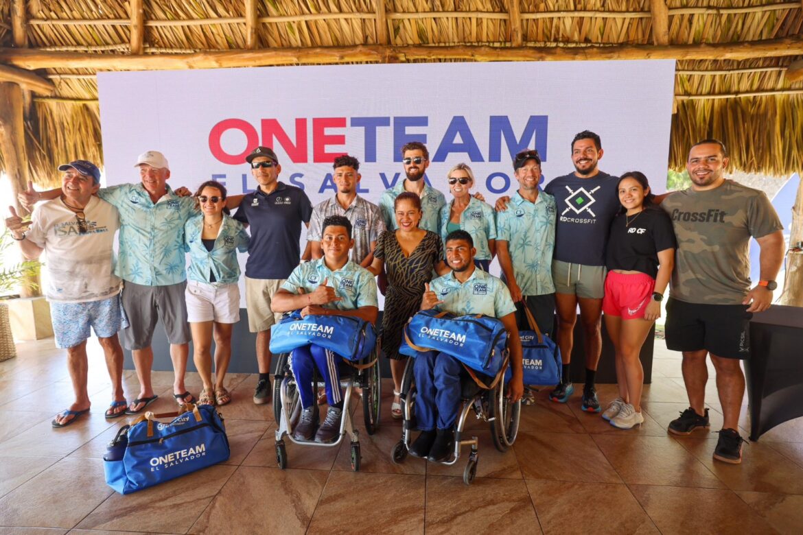 Entrega de insumos a paratletas que participarán en campeonato de surf en EEUU