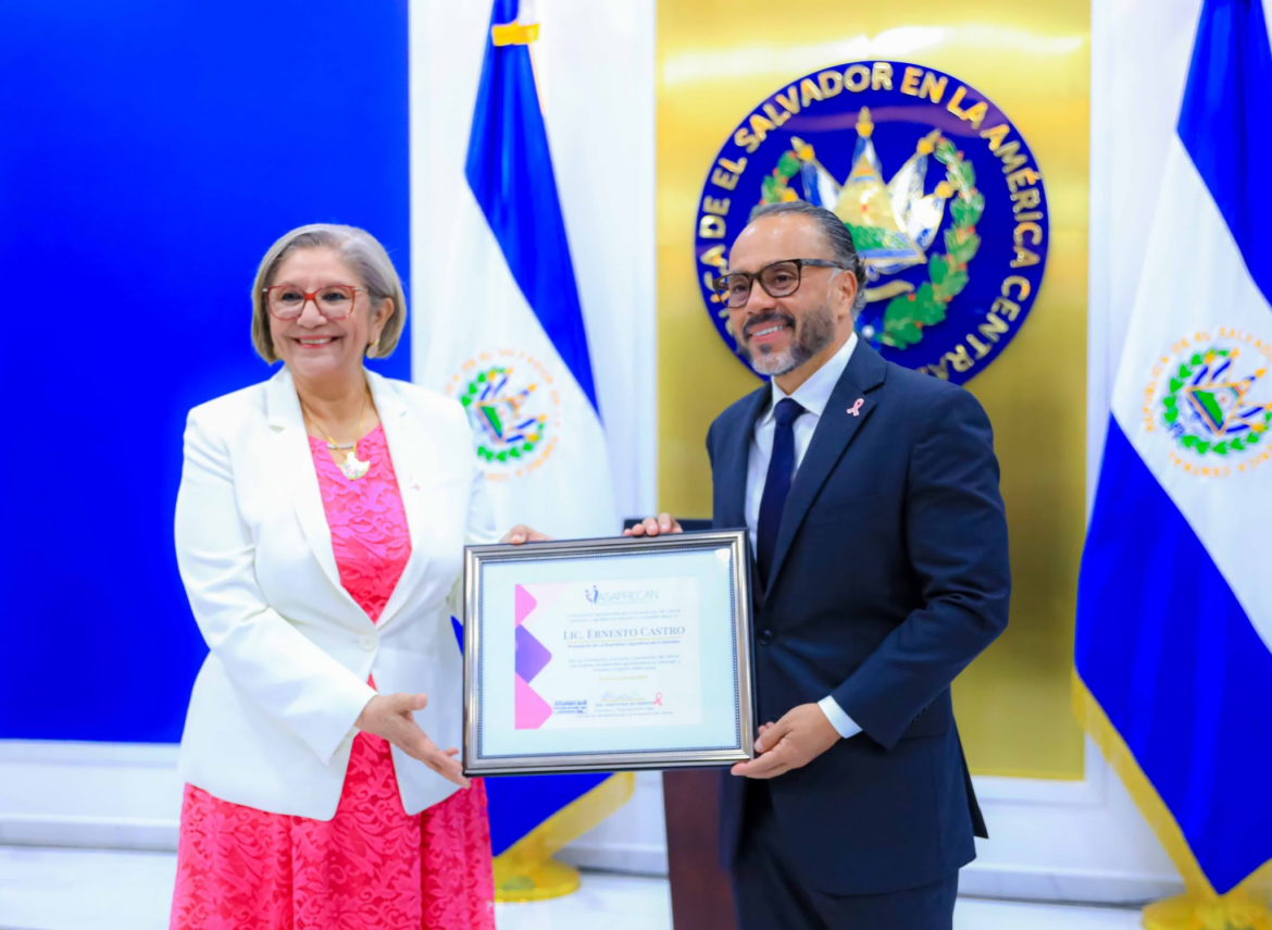 Asamblea Legislativa recibe reconocimiento por contribuir a la lucha y prevención del cáncer