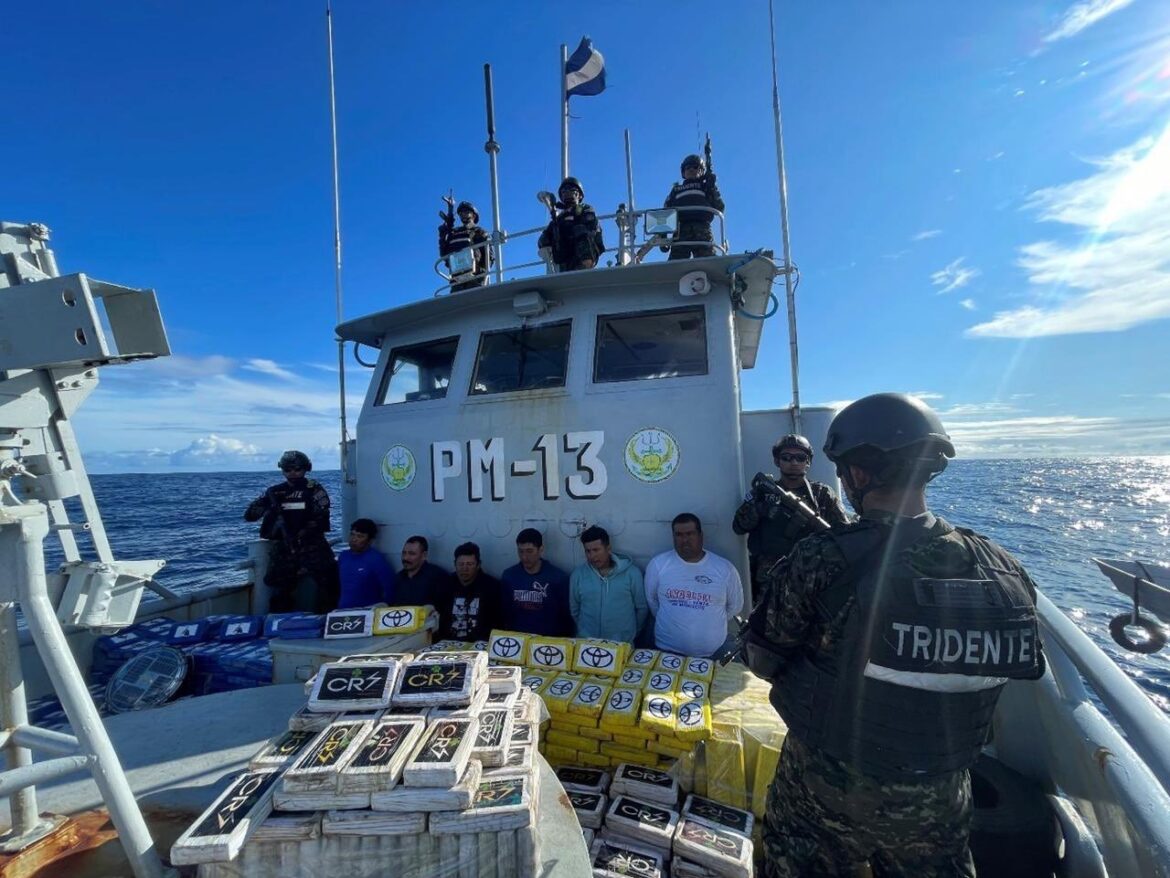 Pdte. Bukele confirma nuevo golpe al narcotráfico: Fuerza Naval incautó droga a embarcación ecuatoriana, otra era tripulada  por mexicanos «quienes iban a recibir el cargamento»