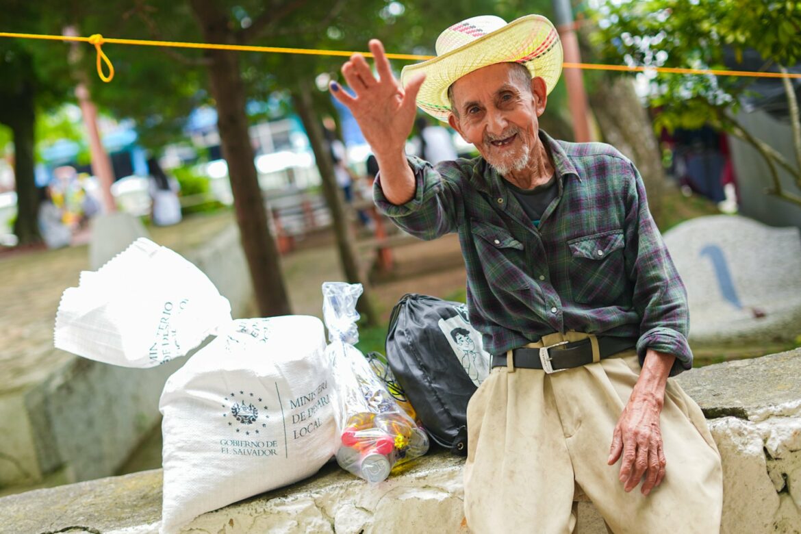 Gobierno entrega dotaciones de alimentos a personas adultas mayores en Chalatenango