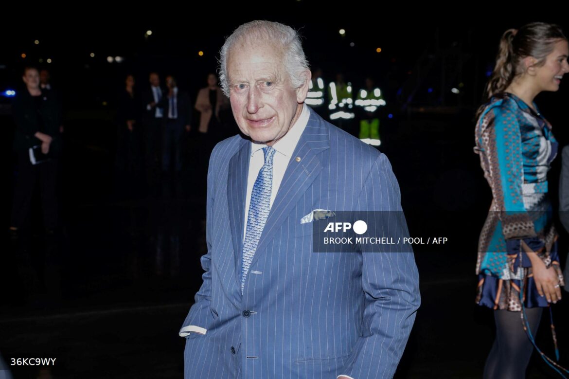 Carlos III recibe honores militares en el primer día de su viaje a Australia