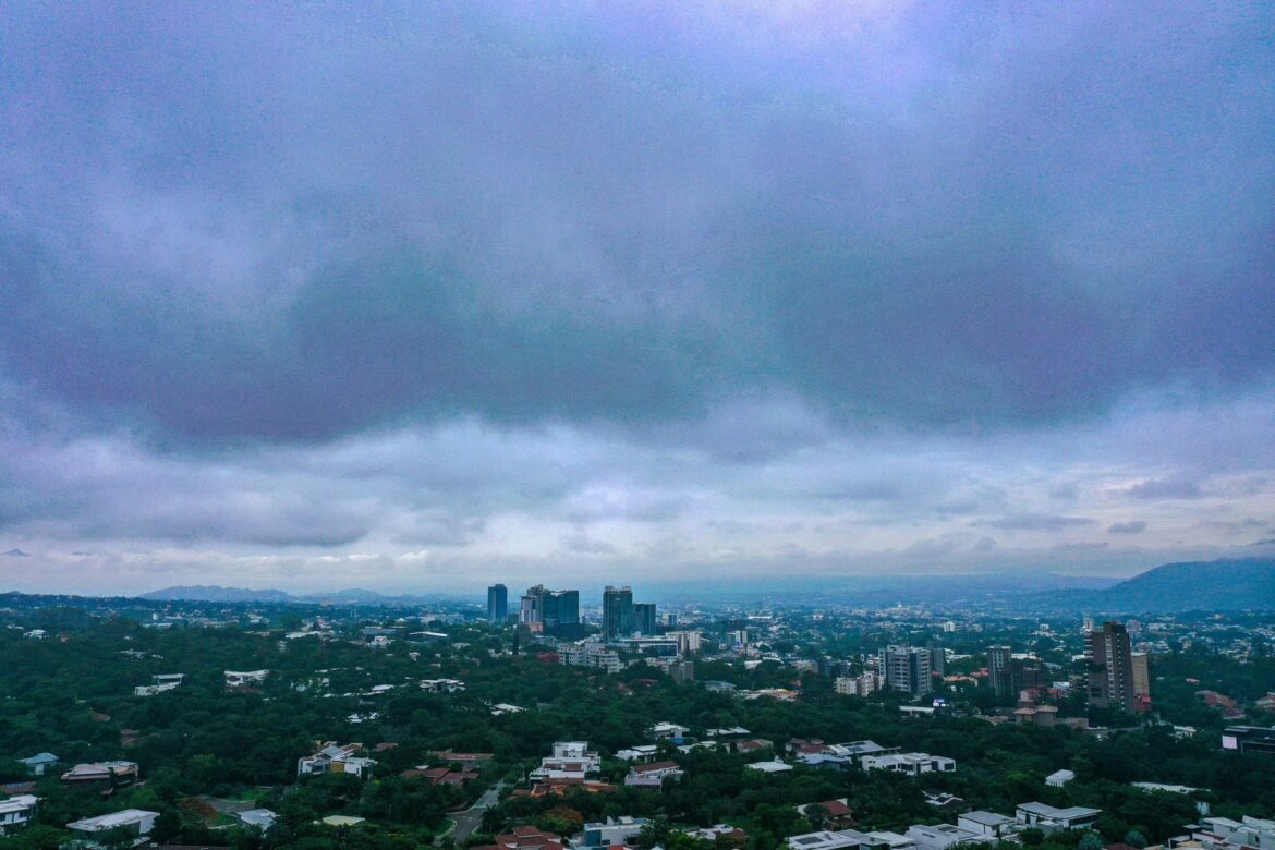 Lluvias y tormentas fuertes para este sábado sobre todo en el occidente y oriente del país