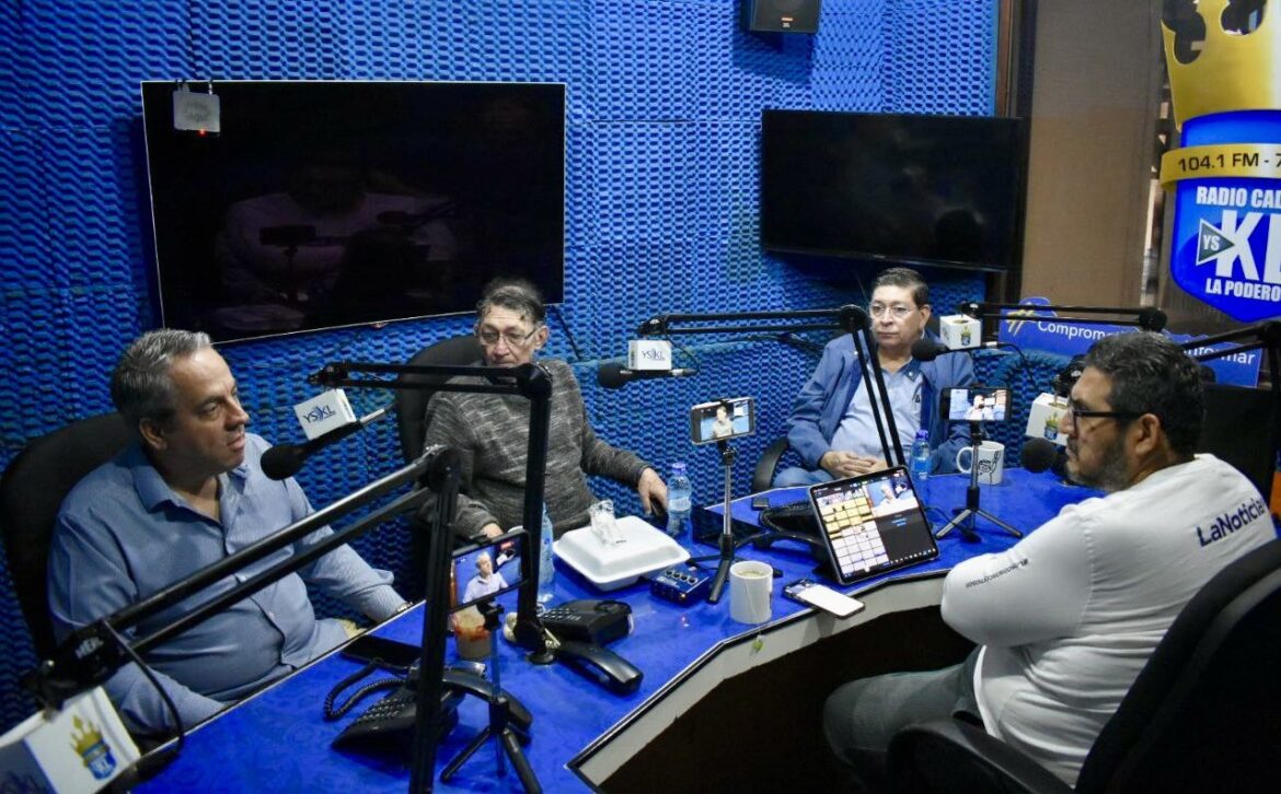 Panelistas de Las Cosas Como Son: «Nadie esta quitando el escalón» «son 5 años de Gobierno del presidente Bukele y no se ha ocupado una sola bala de goma, ni una latita de gas lacrimógeno para impedir que la gente se manifieste»