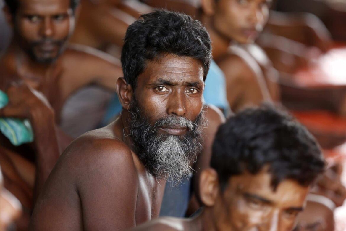 Localizan un barco con más de 100 rohinyás frente a Indonesia