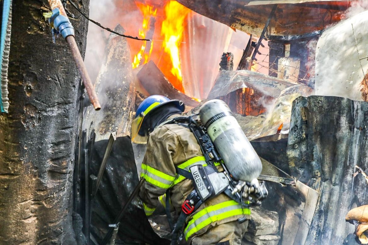 Bomberos controlan incendio en Mejicanos: Viviendas humildes y un taller son los afectados