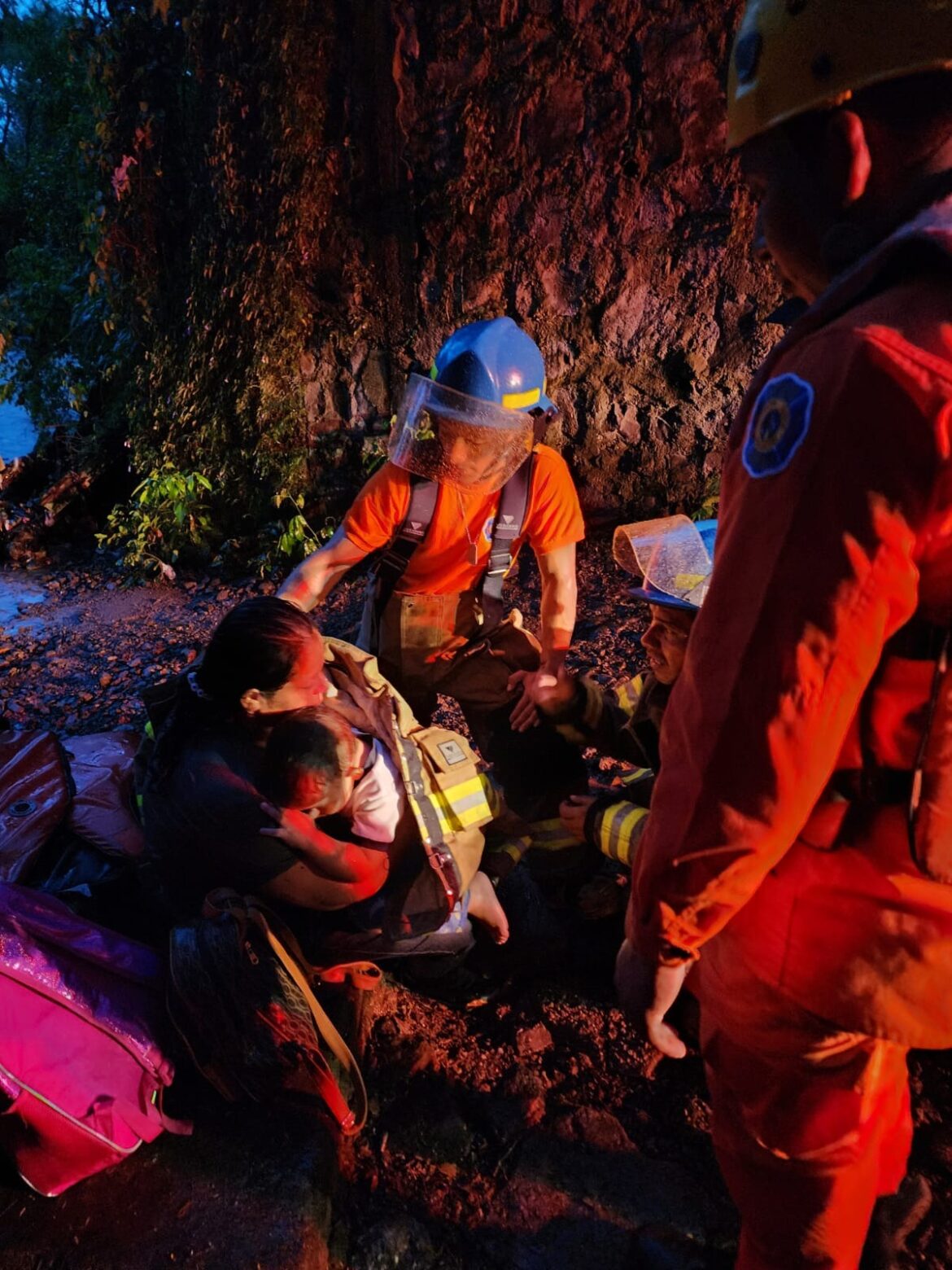 Bomberos ponen a salvo a una madre y su hijo tras crecida del río Tamulasco, Chalatenango