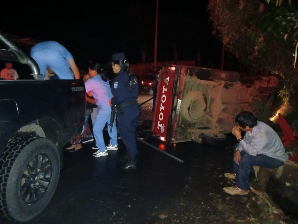 Cuatro heridos y un pick up volcado por inexperiencia del conductor