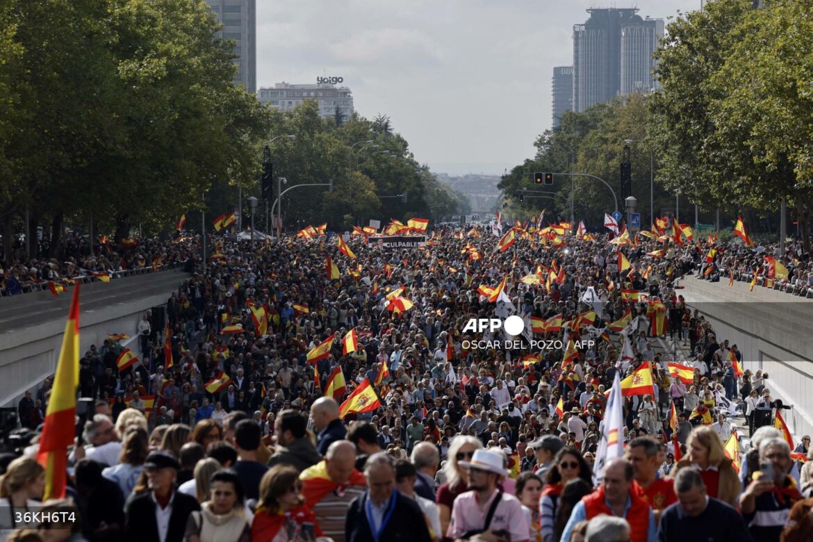 Miles de personas se unen en Madrid a una protesta convocada por la derecha contra el gobierno español