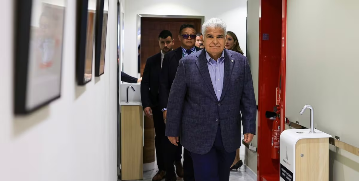 Mulino inicia en Francia su ofensiva para retirar a Panamá de listas de paraísos fiscales