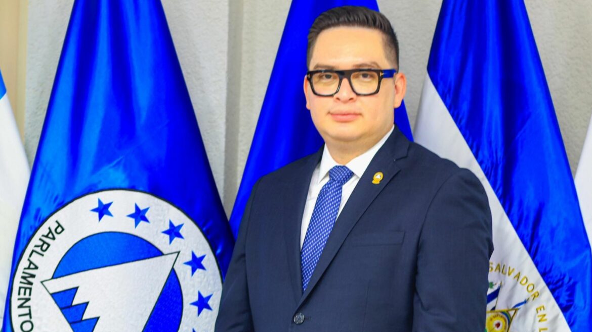 Carlos Hernández fue electo como presidente de la Junta Directiva del Parlacen