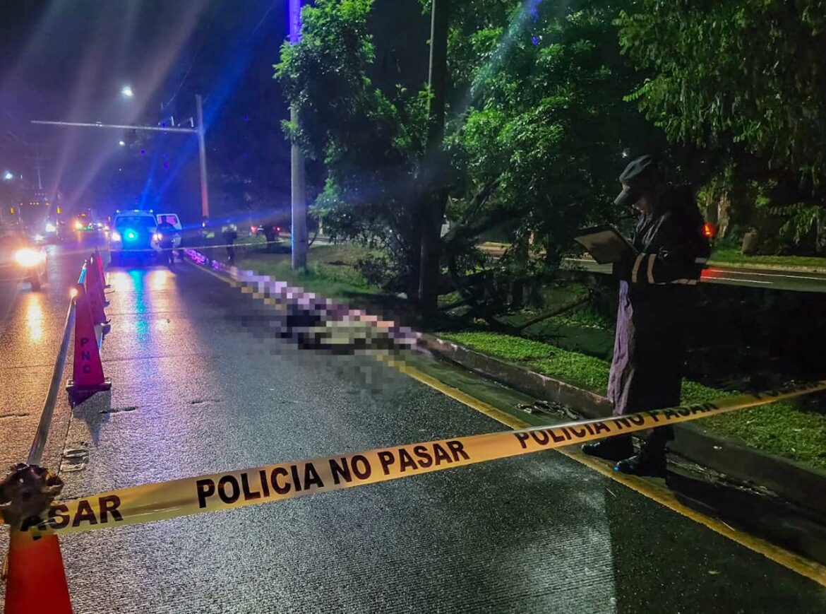 Un hombre murió atropellado en la carretera que de Comalapa conduce hacia San Salvador