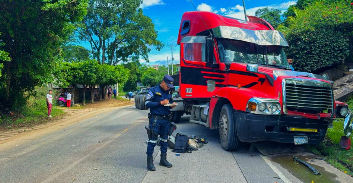 Peatón muere tras accidente vial entre rastras en carretera que de Santa Ana conduce a Metapán