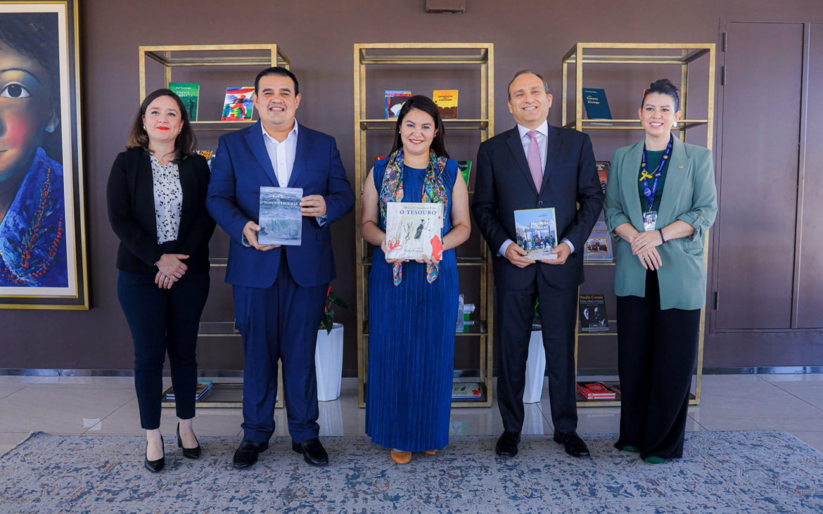 Portugal donó 630 libros para la colección literaria de la BINAES