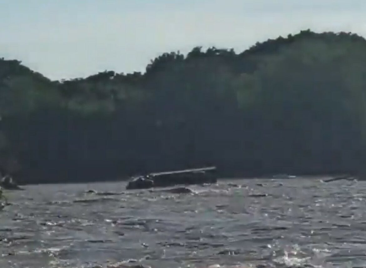 Un camión fue arrastrado por la corriente del Río Jalponga, en La Paz