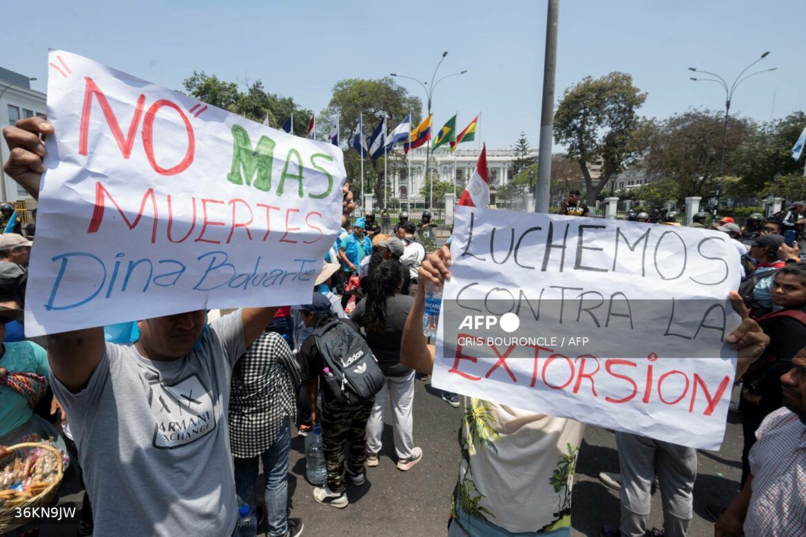 Masiva protesta de transportistas y comerciantes contra la extorsión en Perú