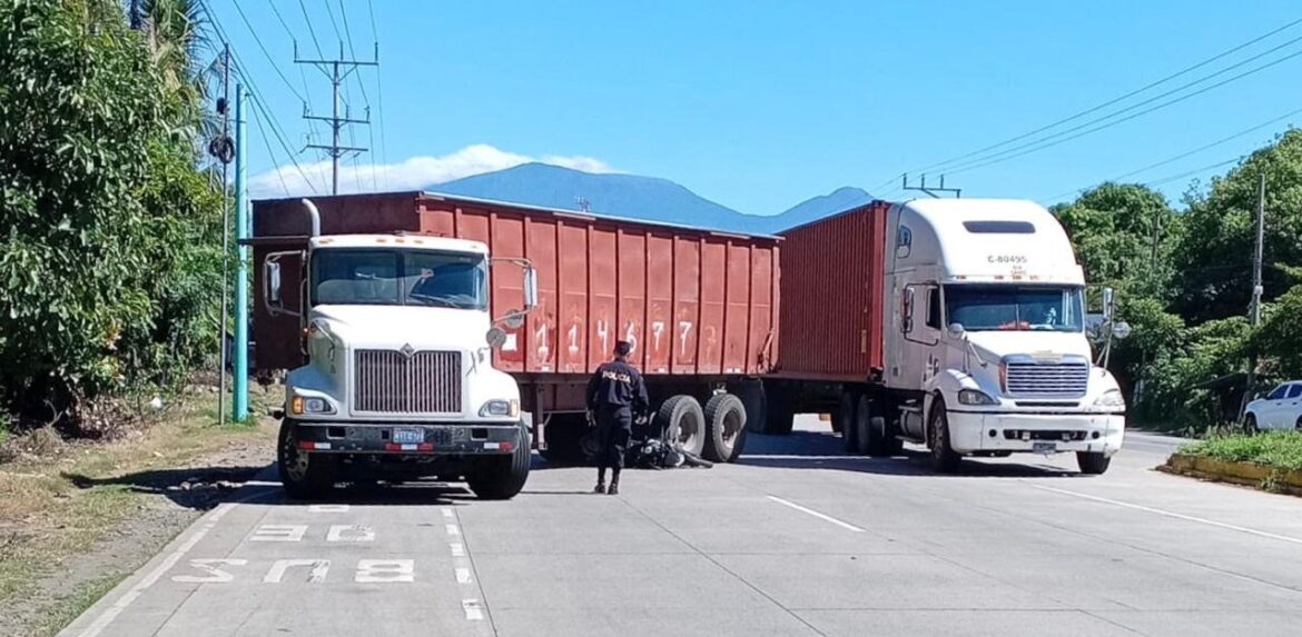 Motociclista lesionado tras accidentarse en carretera a Acajutla