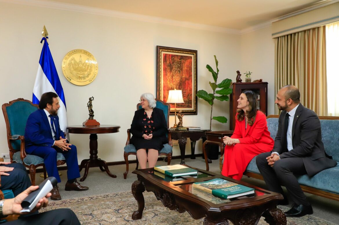 Vpdte. Ulloa se reúne con una delegación de Globethics para abordar la ética en el sistema nacional de educación superior