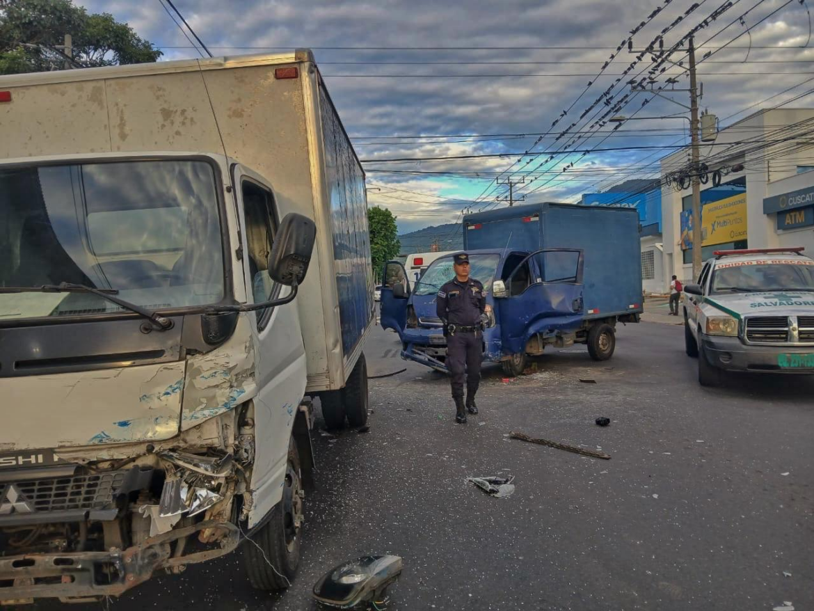 Camiones colisionan y uno de los conductores quedó atrapado en la cabina, en San Salvador