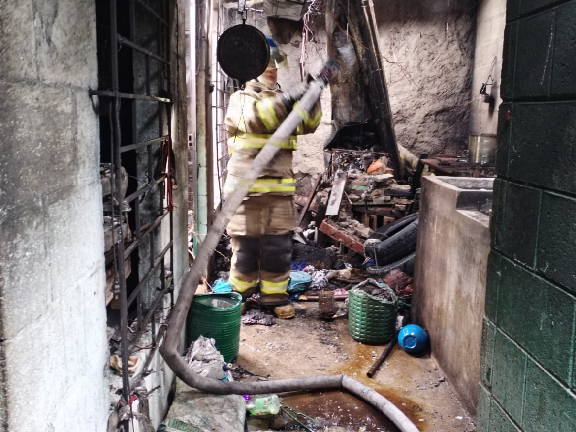 Una persona lesionada tras incendio estructural en una vivienda en Apopa, San Salvador