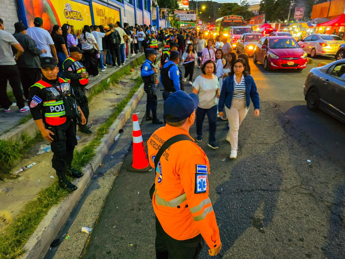 Cientos de salvadoreños asisten al concierto de Morat