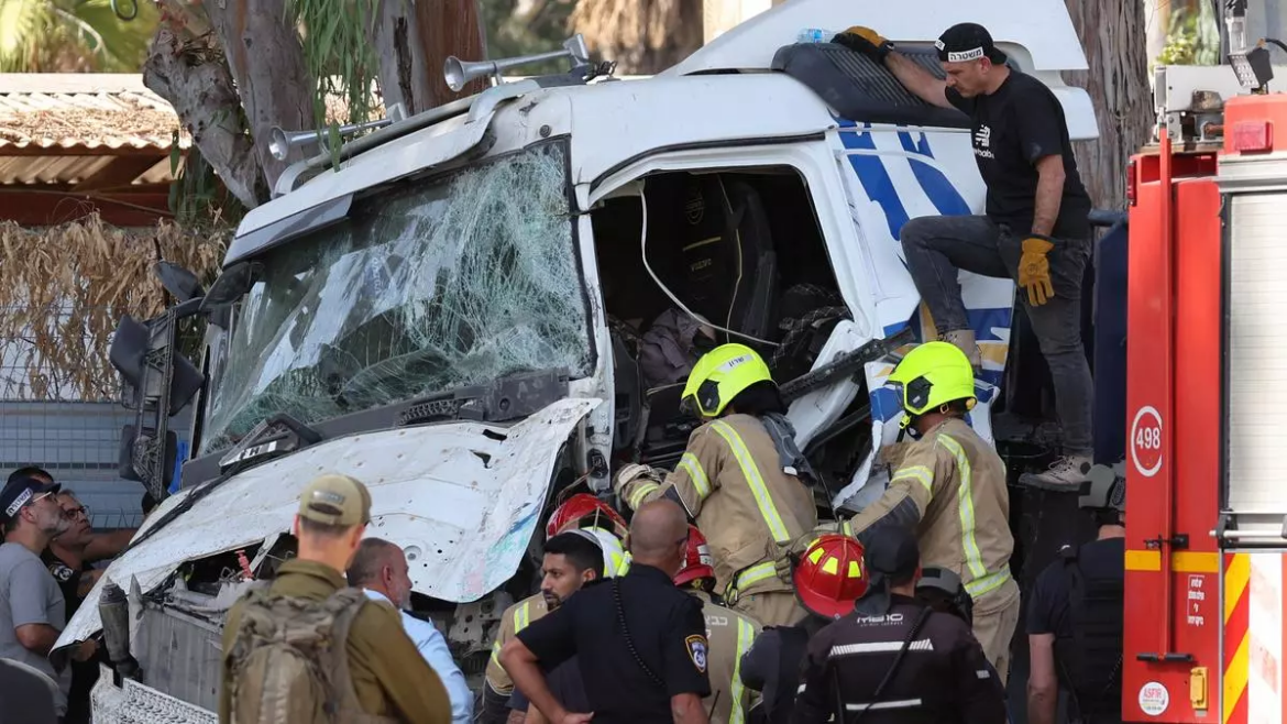 Un camión embiste una parada de autobús en Israel y deja 29 heridos